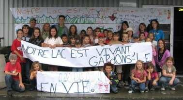 Un groupe de jeunes du Lac Fortin avec la banderole du leitmotiv des riverains.
