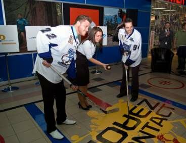 Des joueurs du Cool FM ont proc�d� � une mise en jeu pour lancer l'�v�nement.