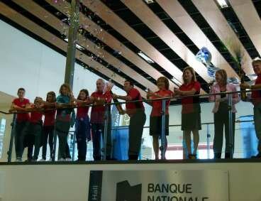 Le maire Harold Guay, c�l�brant par des confettis l'ouverture du Centre Caztel.